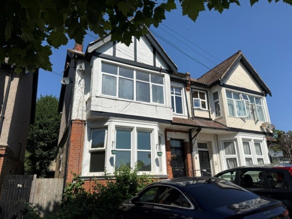 Lot: 180 - VACANT FIRST FLOOR FLAT FOR IMPROVEMENT - Alternative front view of the building
